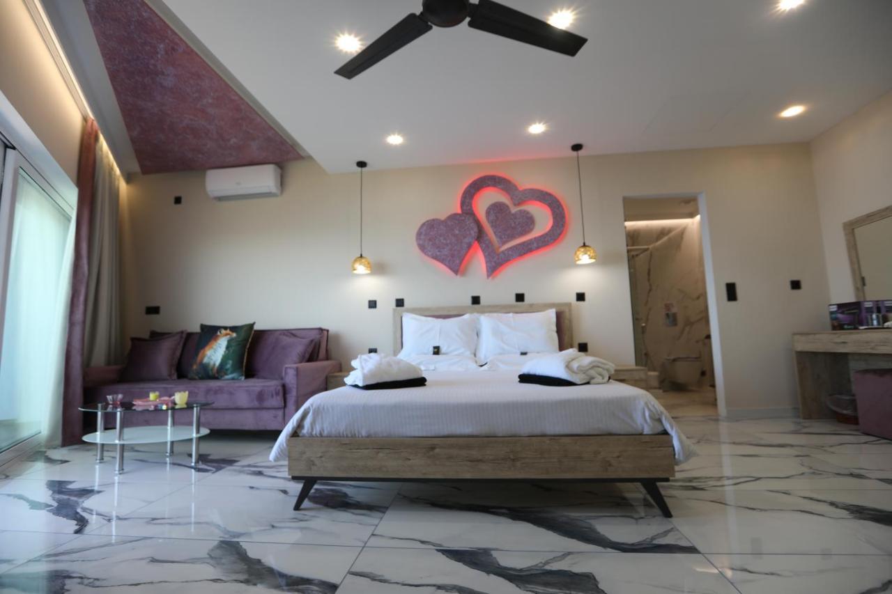 Golden Fox Studios And Suites Lákones Екстериор снимка