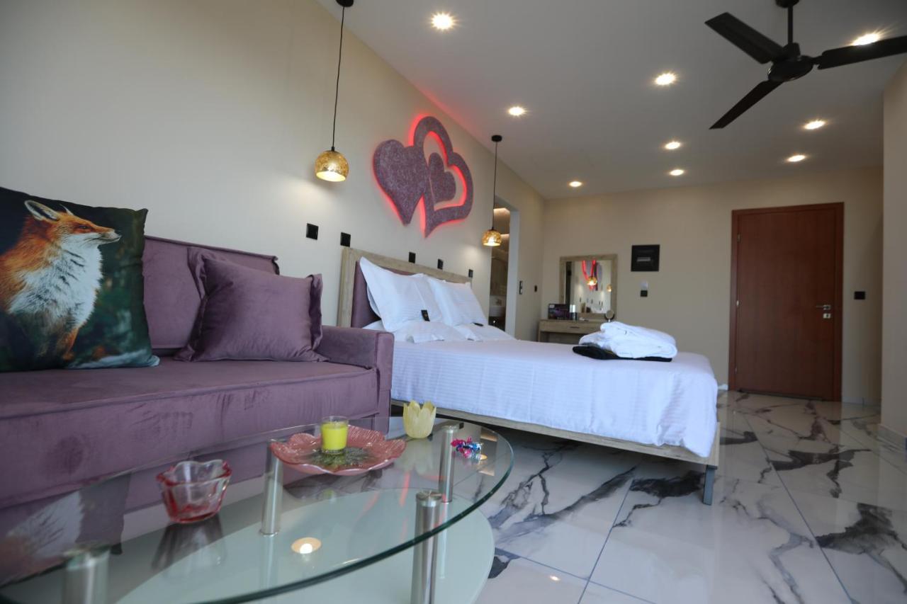 Golden Fox Studios And Suites Lákones Екстериор снимка