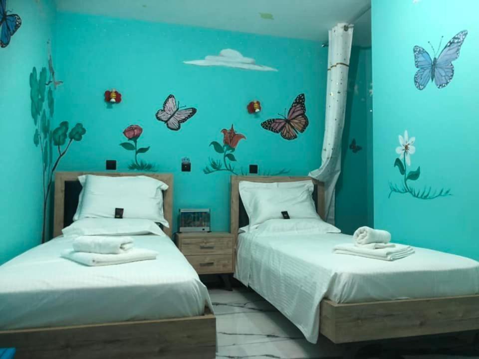 Golden Fox Studios And Suites Lákones Екстериор снимка