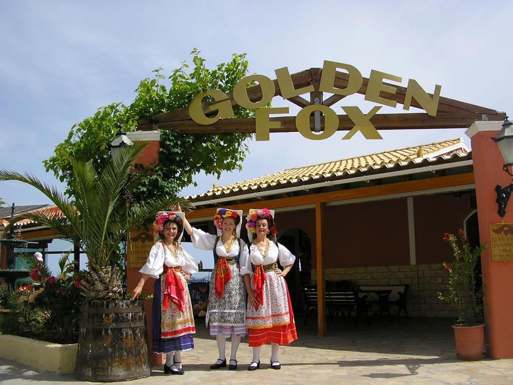 Golden Fox Studios And Suites Lákones Екстериор снимка