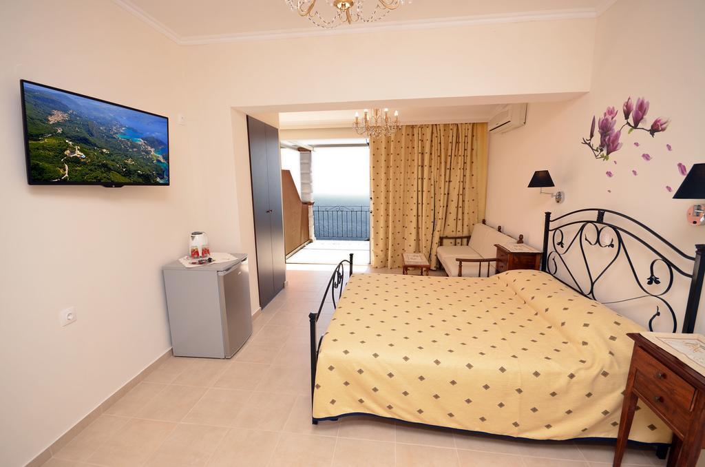 Golden Fox Studios And Suites Lákones Екстериор снимка