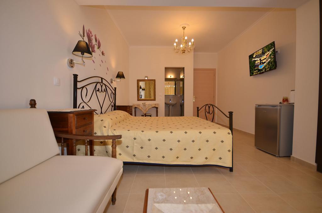 Golden Fox Studios And Suites Lákones Екстериор снимка