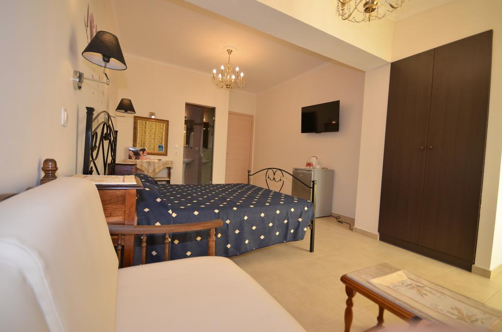 Golden Fox Studios And Suites Lákones Екстериор снимка