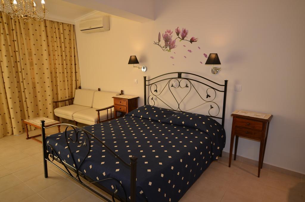 Golden Fox Studios And Suites Lákones Екстериор снимка