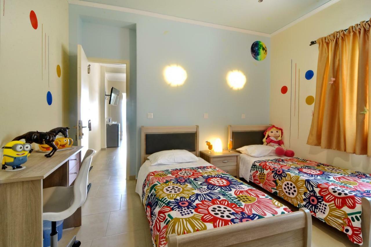 Golden Fox Studios And Suites Lákones Екстериор снимка