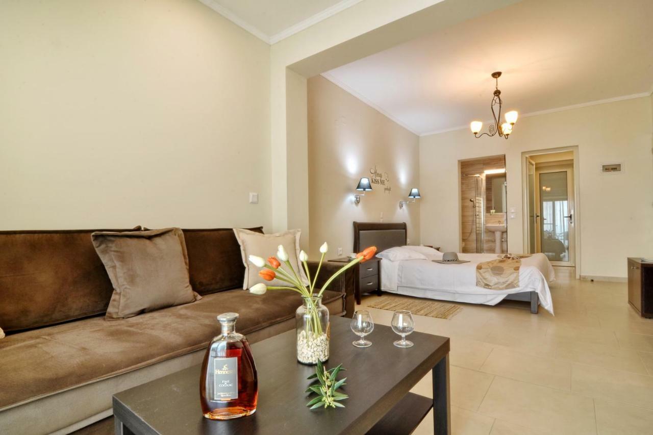 Golden Fox Studios And Suites Lákones Екстериор снимка