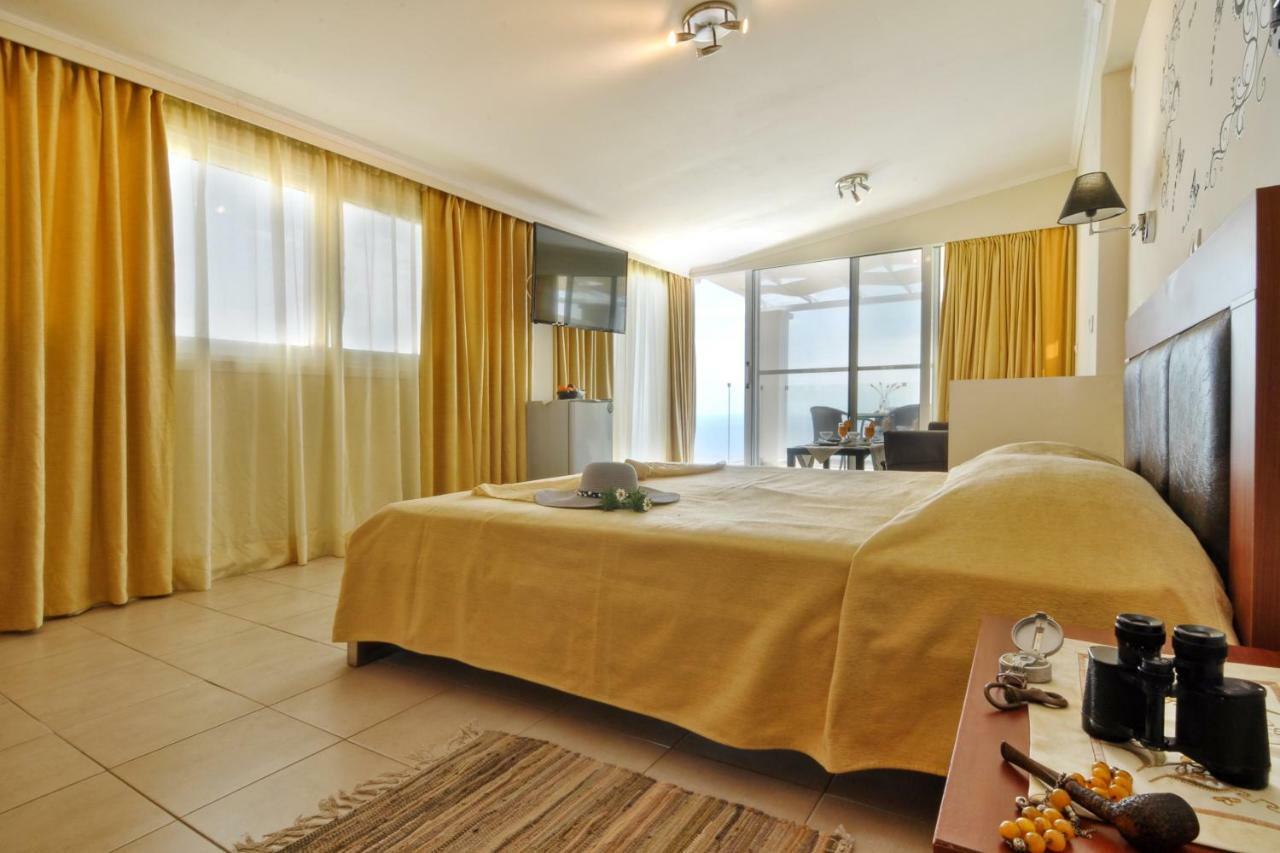 Golden Fox Studios And Suites Lákones Екстериор снимка