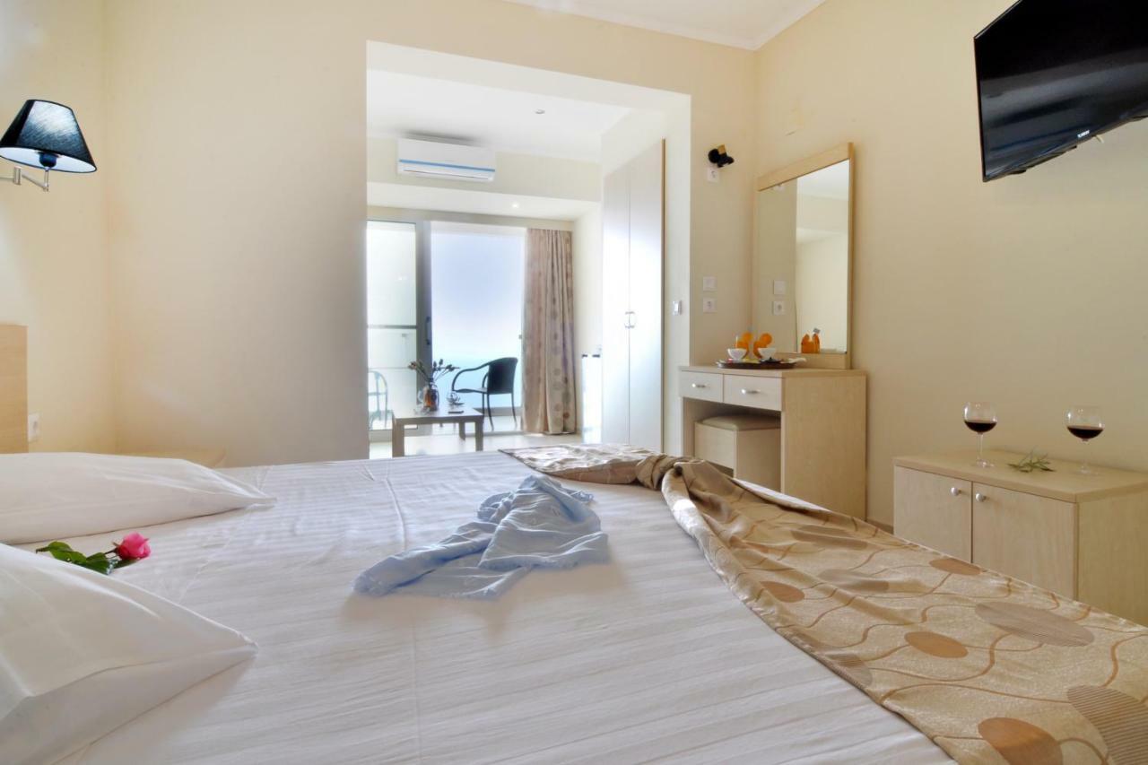 Golden Fox Studios And Suites Lákones Екстериор снимка