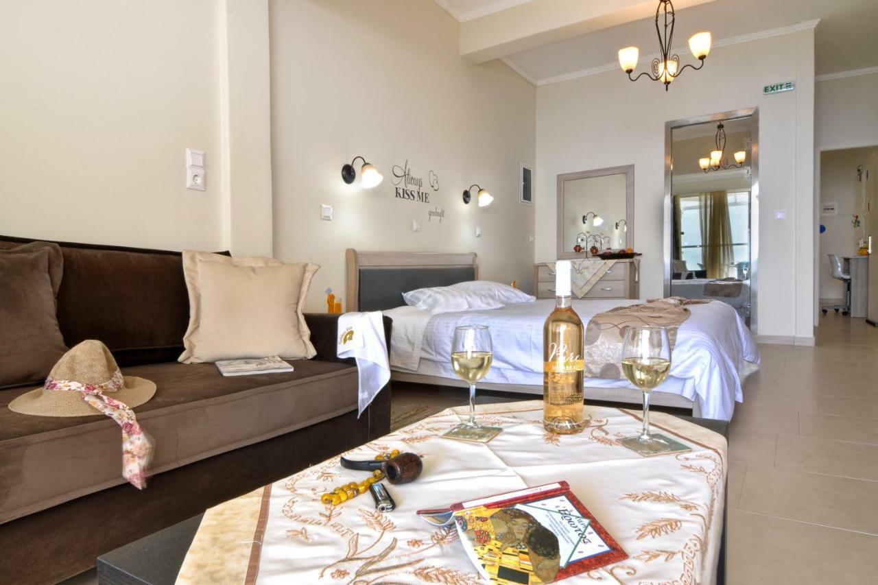 Golden Fox Studios And Suites Lákones Екстериор снимка