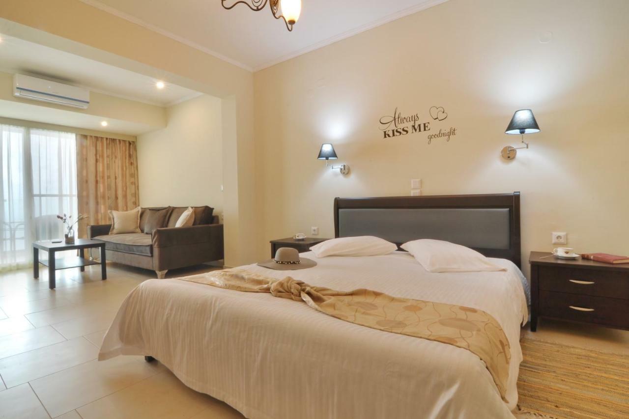 Golden Fox Studios And Suites Lákones Екстериор снимка
