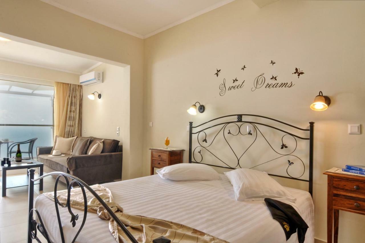 Golden Fox Studios And Suites Lákones Екстериор снимка
