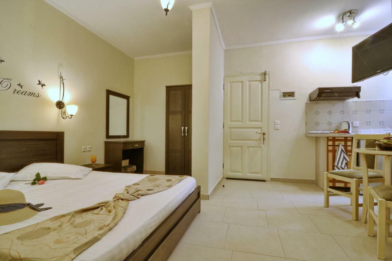 Golden Fox Studios And Suites Lákones Екстериор снимка